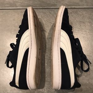 Puma sneakers. EUC. Dark blue with white trim. 5.5